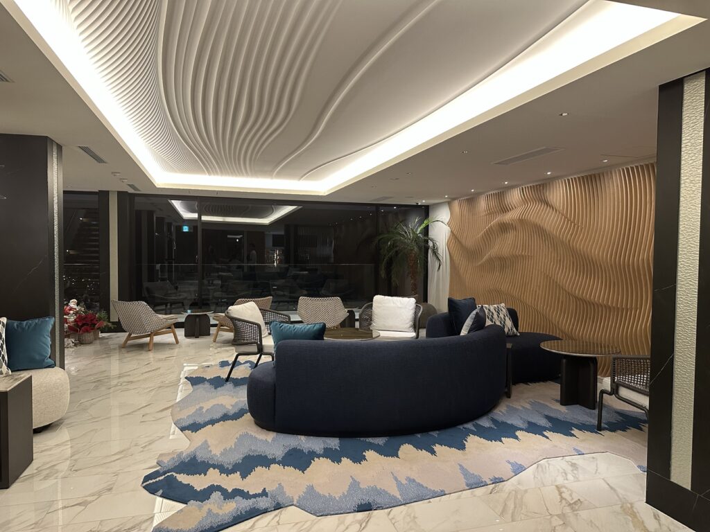 バトンスイート沖縄古宇利島ロビー夜の様子